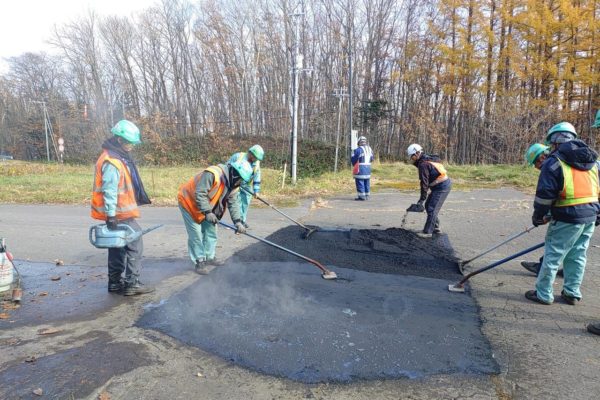フラワーガーデン「はな・てんと」駐車場の舗装補修を行いました。